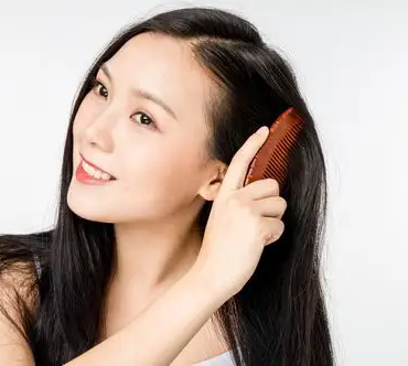 有人说梳头可以防止脱发，并帮助头发重新长出来？
