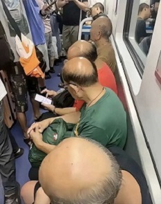 将脱发与自卑捆绑，是陷入了对外貌的单一化认知陷阱